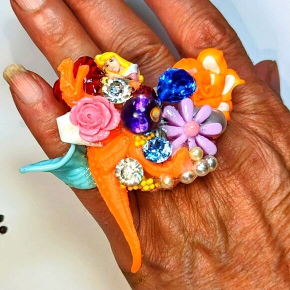 Wendy Gell Ring,Disney Princess and Dinosaur flowers Swarovski jewels adjustable - Picture 3 of 3